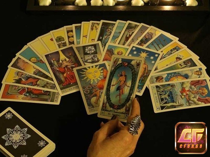 Bói tarot tình yêu là gì?