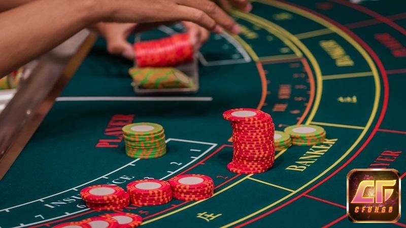 Trong Baccarat, người chơi và nhà cái sẽ được chia hai lá bài hoặc ba lá bài